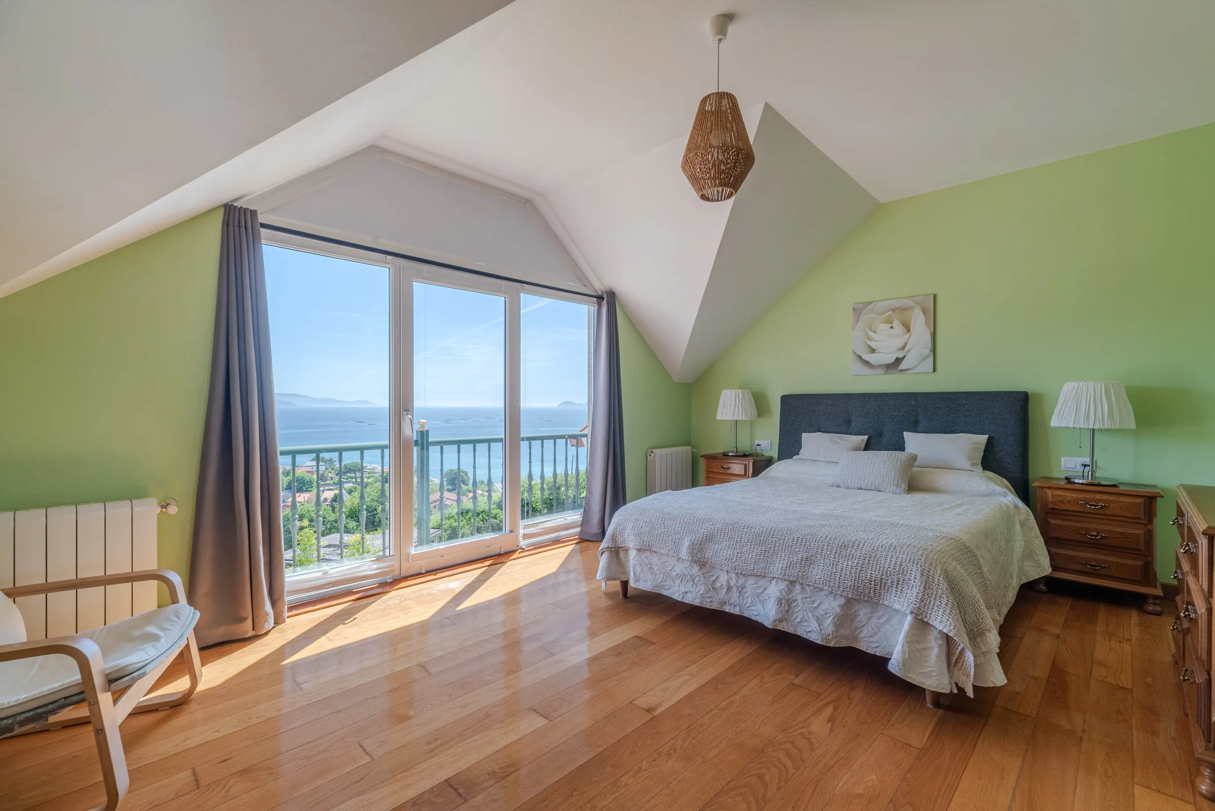 Suite principal con balcón y vistas al mar