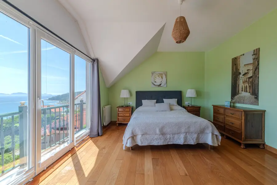 Dormitorio con vistas al mar