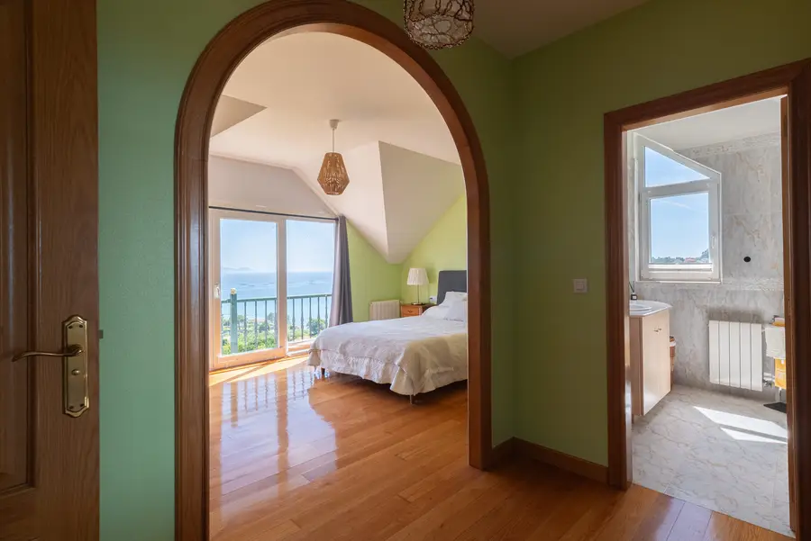 Suite principal con balcón y vistas al mar