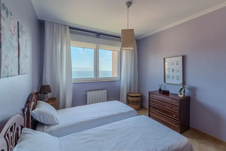 Dormitorio con vistas al mar