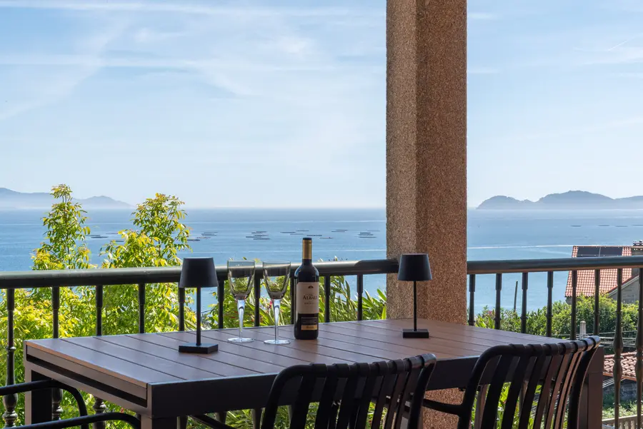 Terraza con vistas a la ría de Vigo y las Cíes