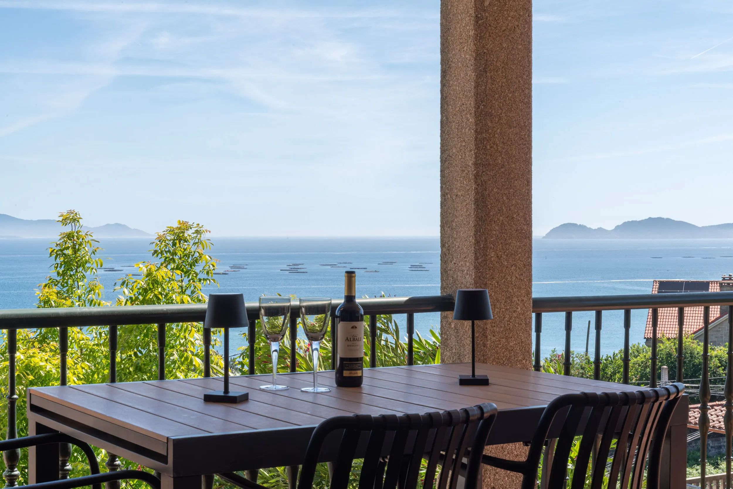 Terraza con vistas a la ría de Vigo y las Cíes